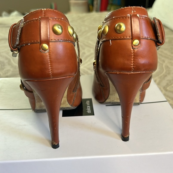 Brown bootie with good detail. 3.5” heel+ 1” platform sole. Size 8 - Picture 5 of 12